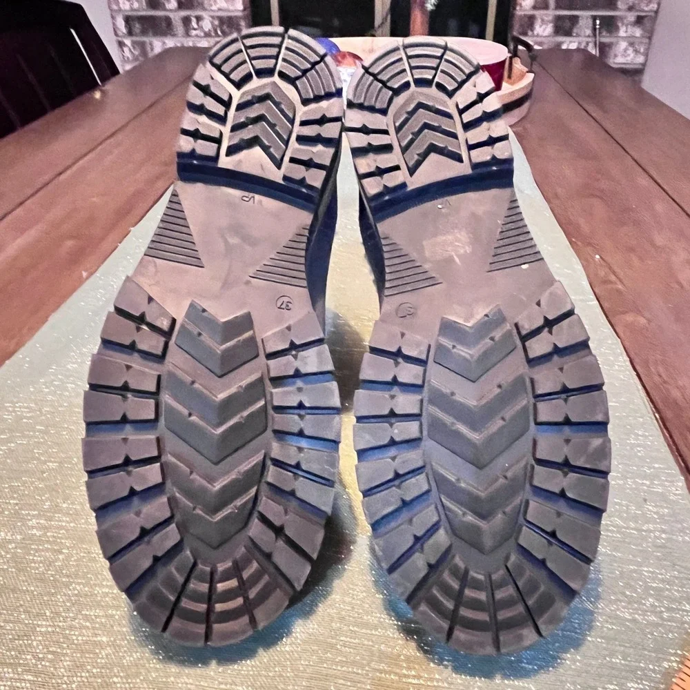 Bos. & Co. Aurora Ankle Chelsea Boots Gray Suede Lug Sole Size 37 US 6-6.5 - Picture 8 of 10